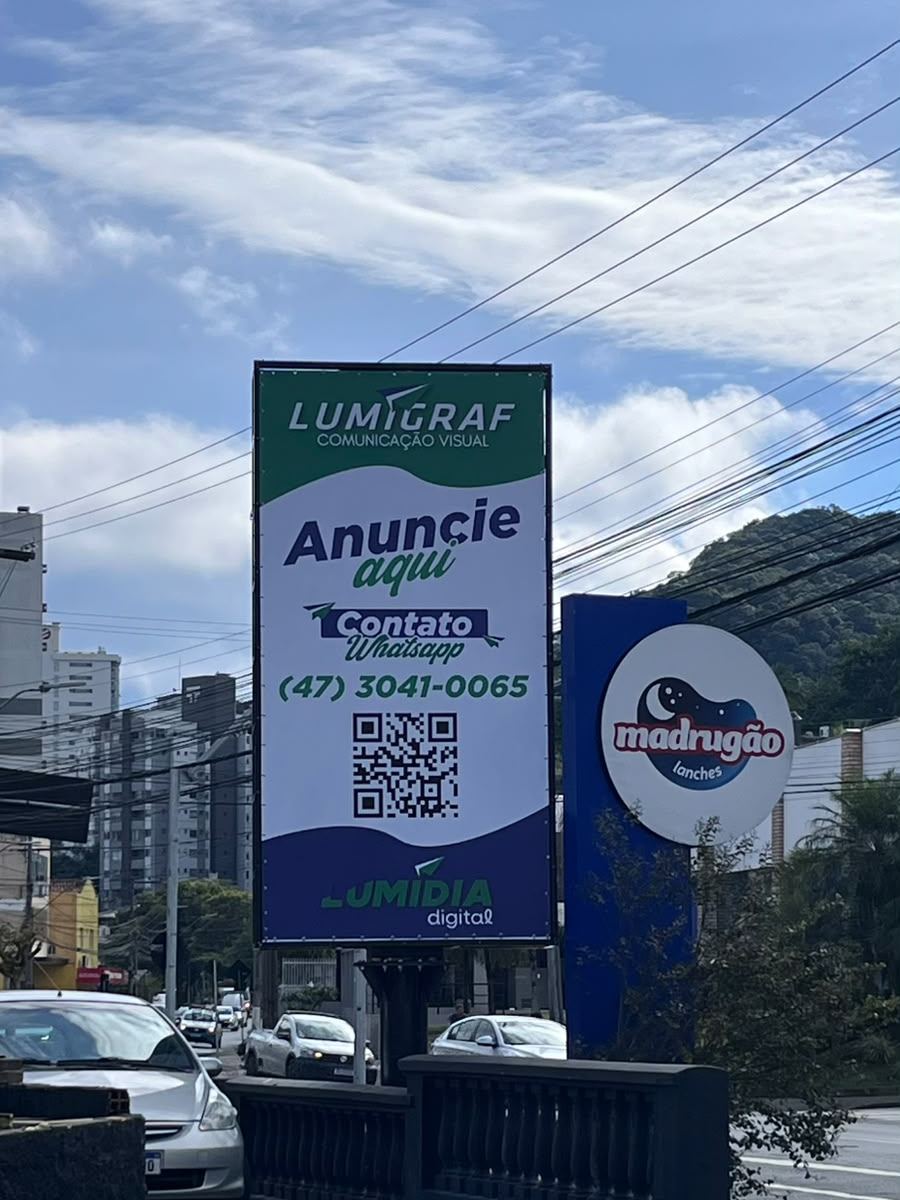 Totem de 8 m² com espaço publicitário da Lumídia em Blumenau