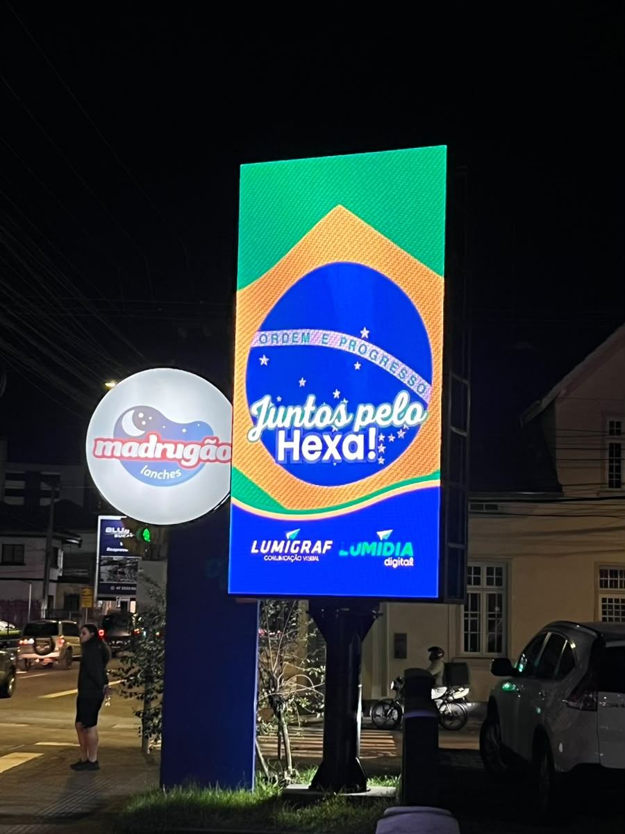 Totem digital da Lumídia digital aceso à noite