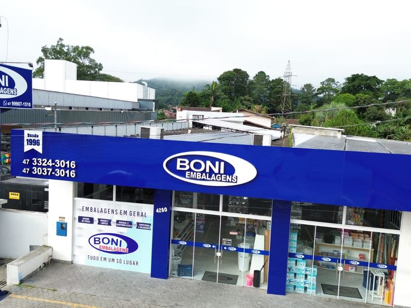 Fachada da Boni Embalagens com totem