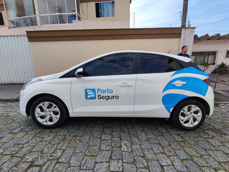 Veículo envelopado pela Lumigraf