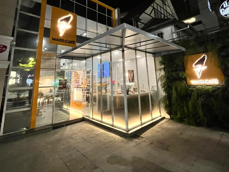 Fachada iluminada do Mais1.Café