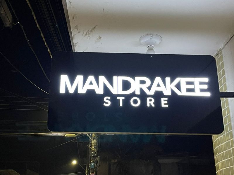 Letreiro luminoso da Mandrakee Store