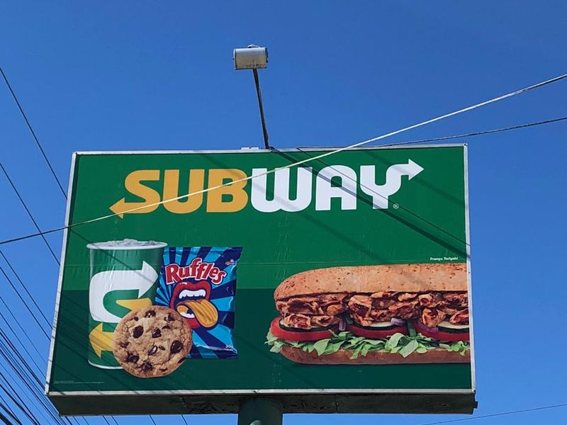 Placa da Subway em poste