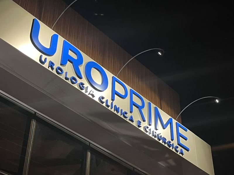 Letreiro iluminado da Uroprime