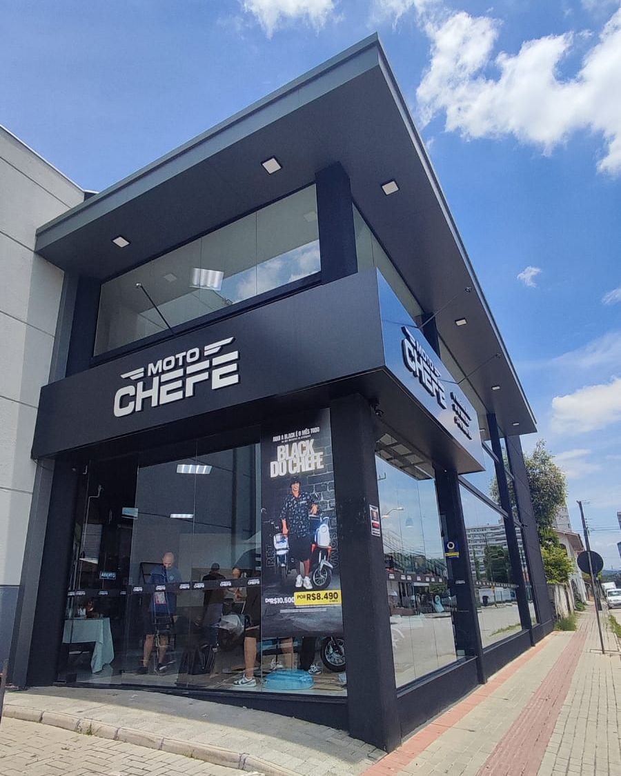 Fachada em ACM da loja Moto Chefe