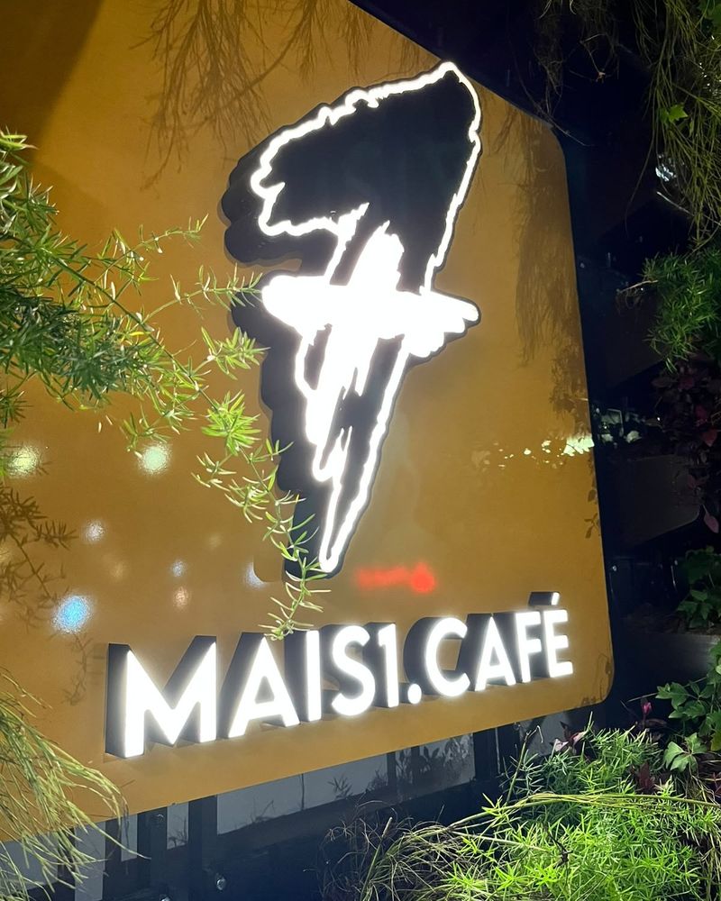 Letreiro luminoso do Mais1.Café