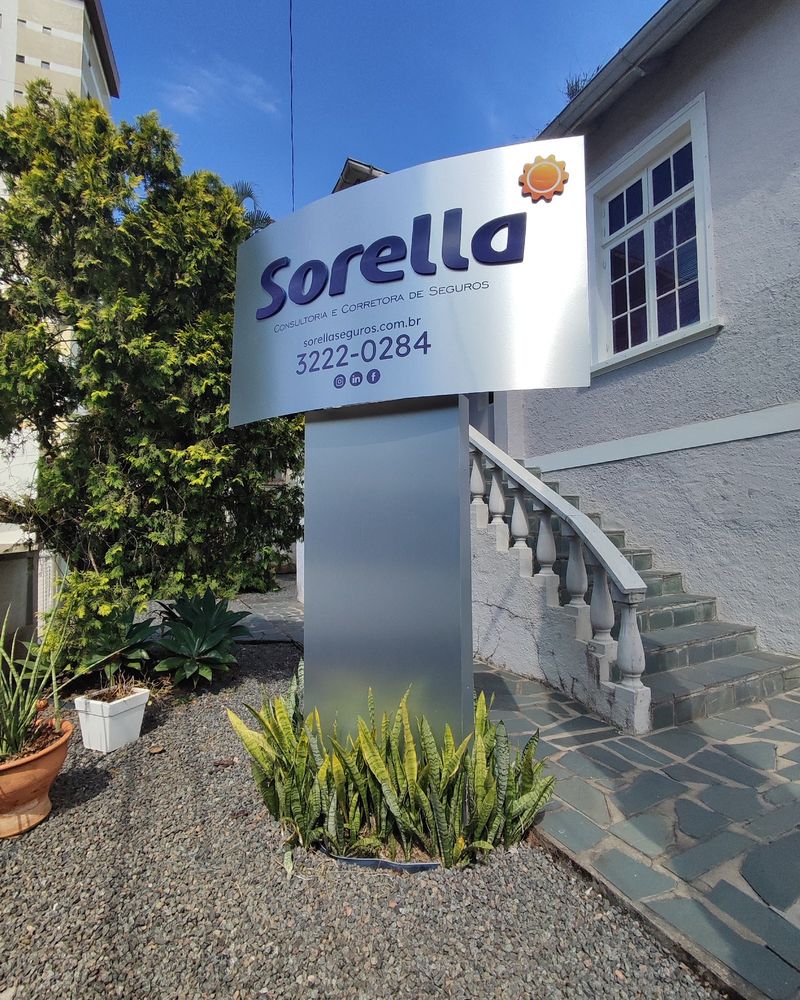 Totem de sinalização da Sorella